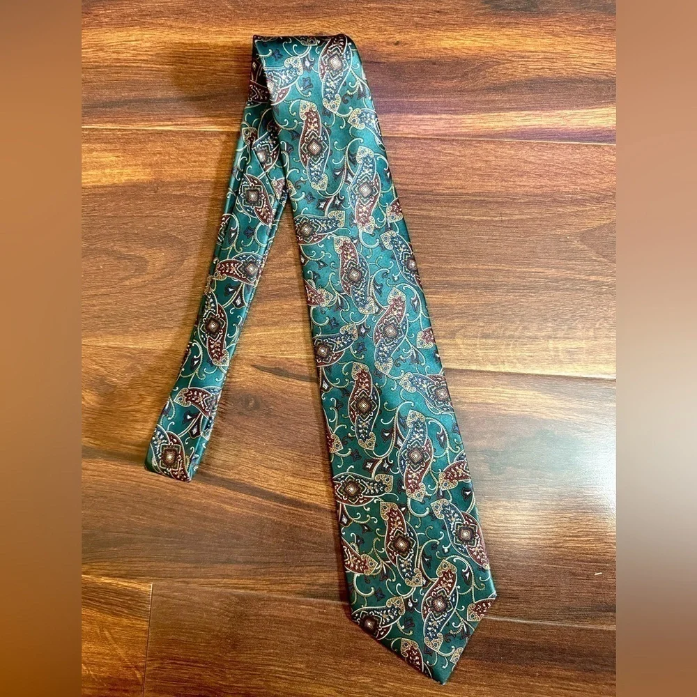 🌿SALE🌿SAKS Fifth Avenue All Silk Green Paisley Print Necktie